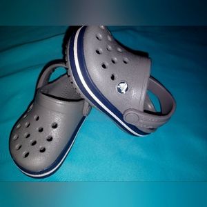 CROCS, Baby/Walker/Infant Size 5, Unisex Gray & Navy